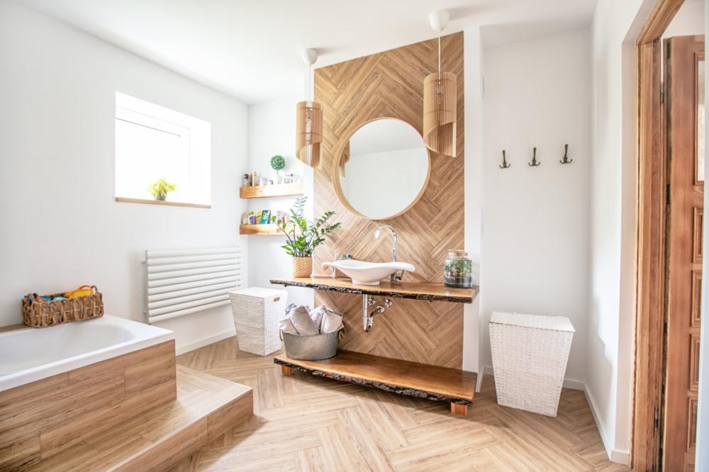 salle de bain avec finitions en bois